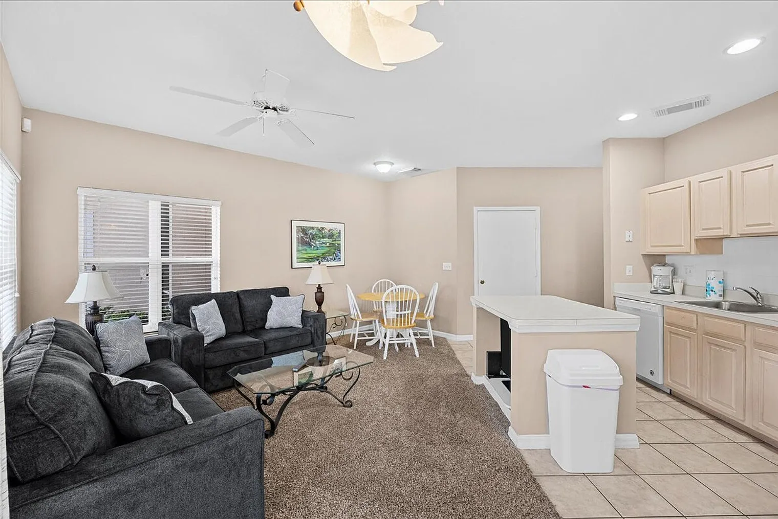 2 bed, 1.0 bath, $4,464 — Photo 2