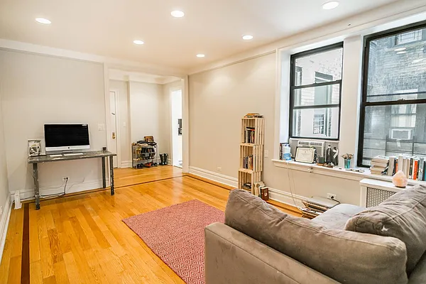 Rented by Century 21 Metropolitan | media 6