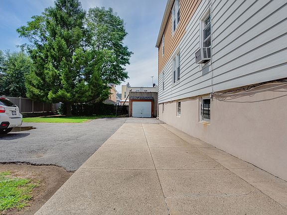 5th image of 1033 Clarence Ave