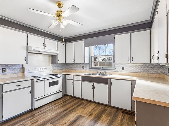 3rd image of 203 Reynolds St NW