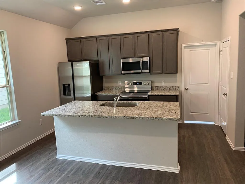 2 bed, 1.0 bath, 1072 sqft, $1,200 — Photo 4