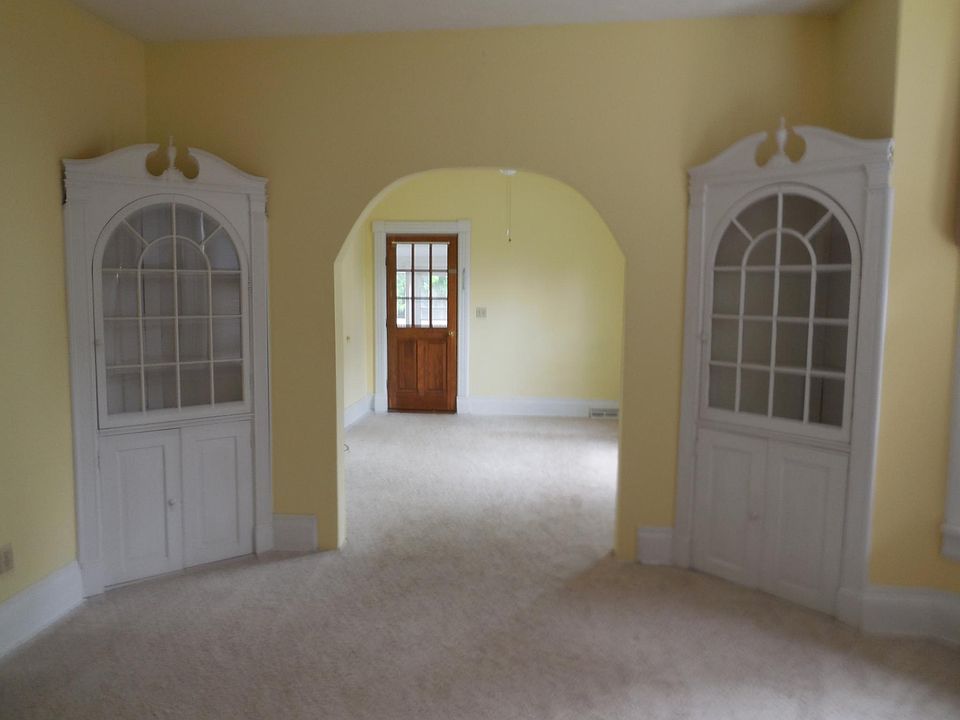 2nd image of 915 2nd Ave