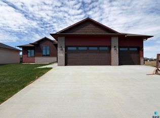 2805 S Dunraven Ave, Sioux Falls, SD 57110