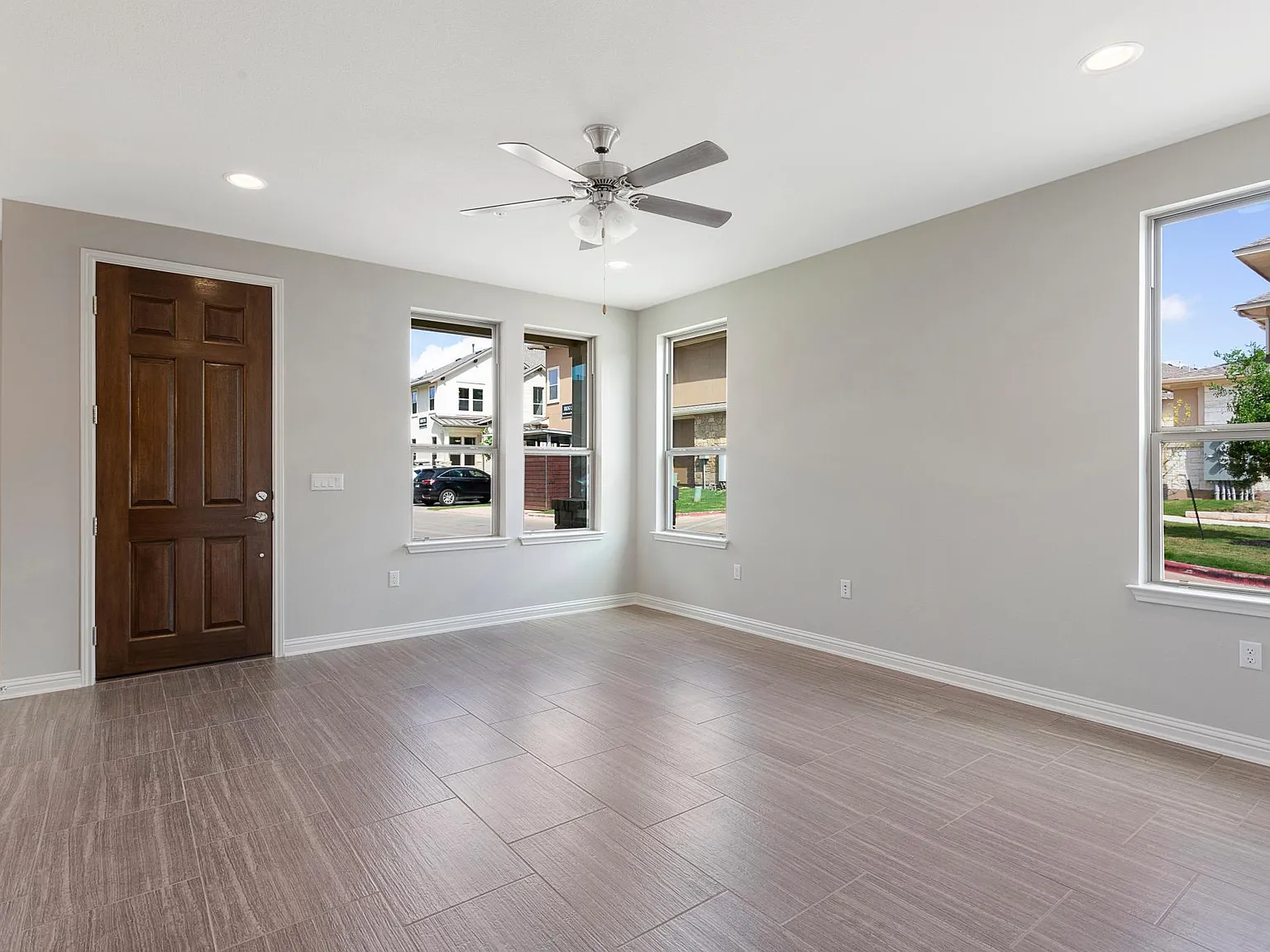 4 bed, 1912 sqft, $2,427 — Photo 4
