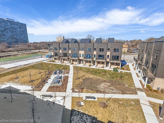 3rd image of 1041 Hampton Cir #43