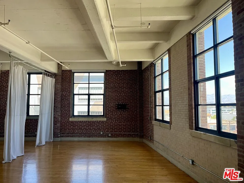 1 bed, 2.0 bath, 1189 sqft, $3,950 — Photo 2