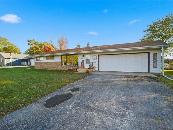 1204 1st St NE, Oelwein, IA 50662