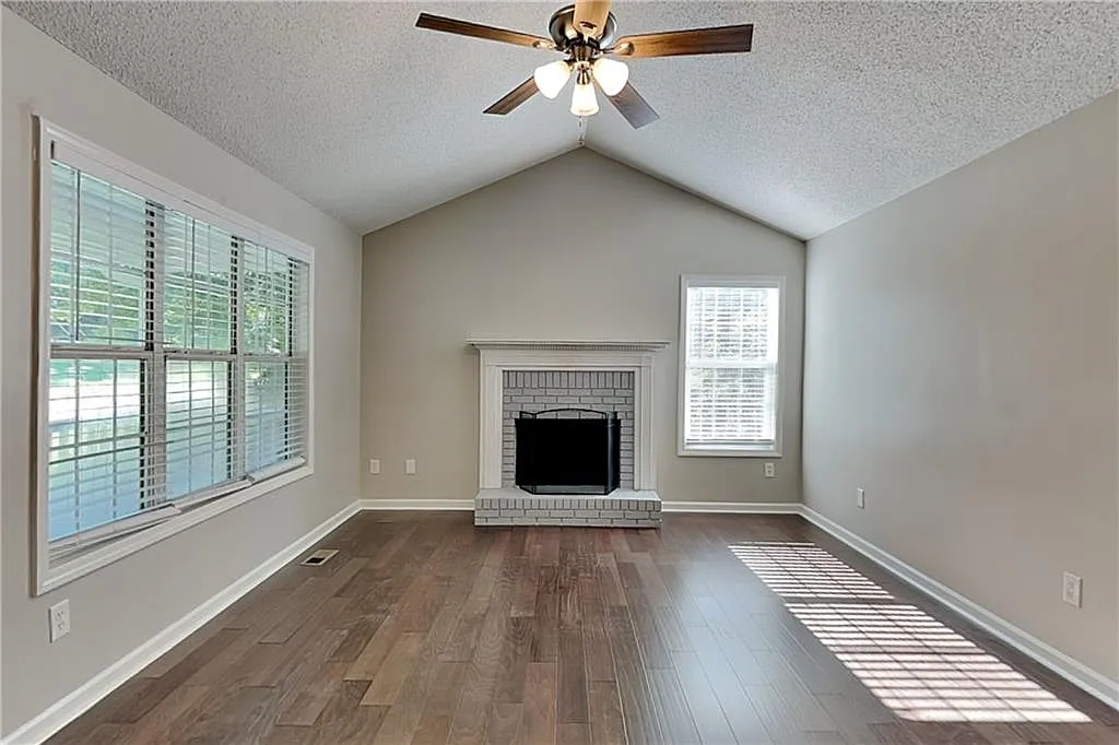 3 bed, 2.0 bath, 1357 sqft, $1,825 — Photo 3
