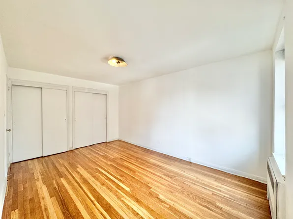 83-37 Saint James's Avenue image 7 of 8