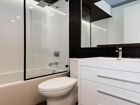 4th image of 831 Willoughby Ave #1F