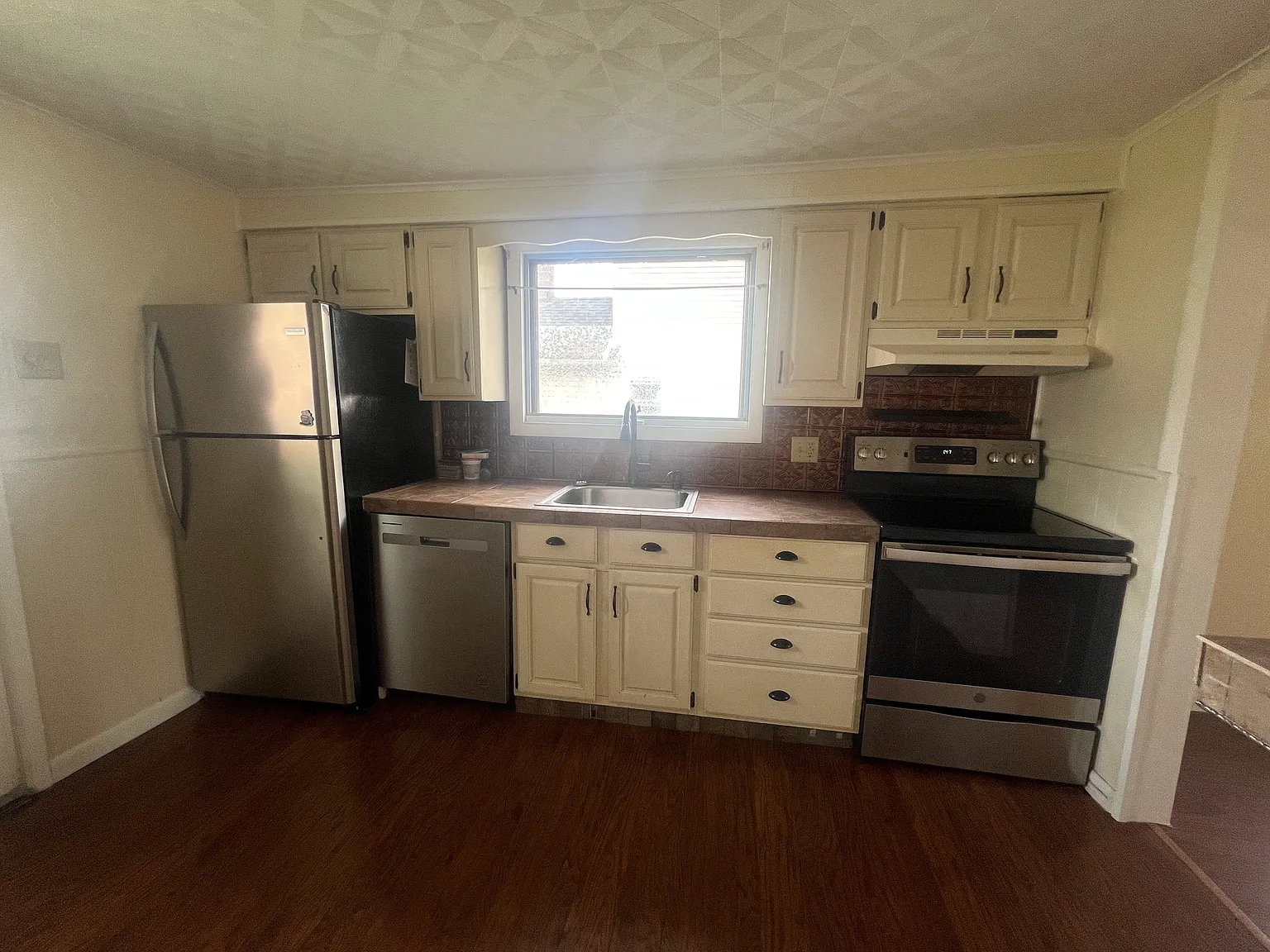 2 bed, $1,100 — Photo 2