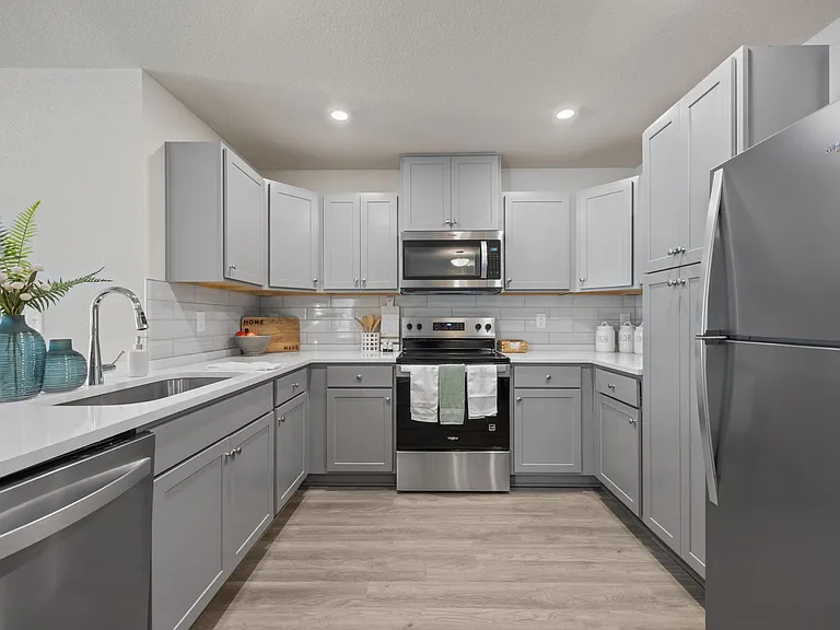 Harbor Village Apartments — Photo 32