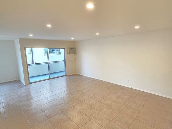 2nd image of 13955 Oxnard St #111