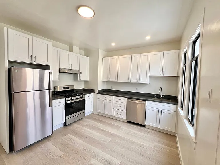 Top Floor 2br/1ba + Newly Renovated Unit! Parking! In-Unit Laundry! Progressive — Photo 1
