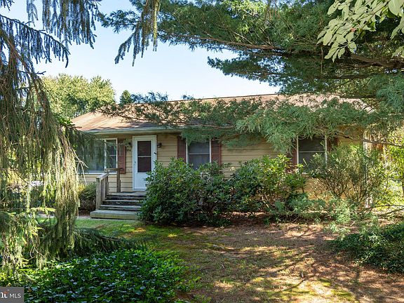 3rd image of 208 Central Dr