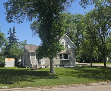 424 8th Ave SE, Jamestown, ND, 58401