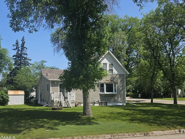 424 8th Ave SE, Jamestown, ND 58401