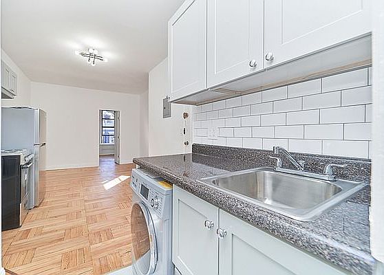 3rd image of 324 E 74th St APT 5A