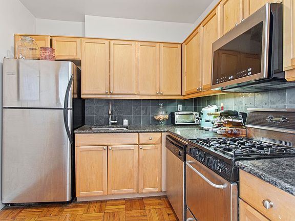 5th image of 333 E 34th St #17J