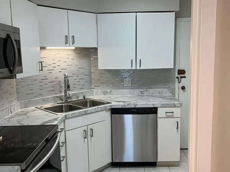 6033 N Sheridan Rd #14D — Photo 2
