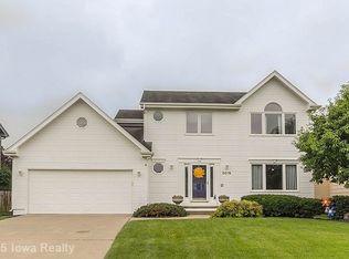 5076 Coachlight Dr, West Des Moines, IA 50265