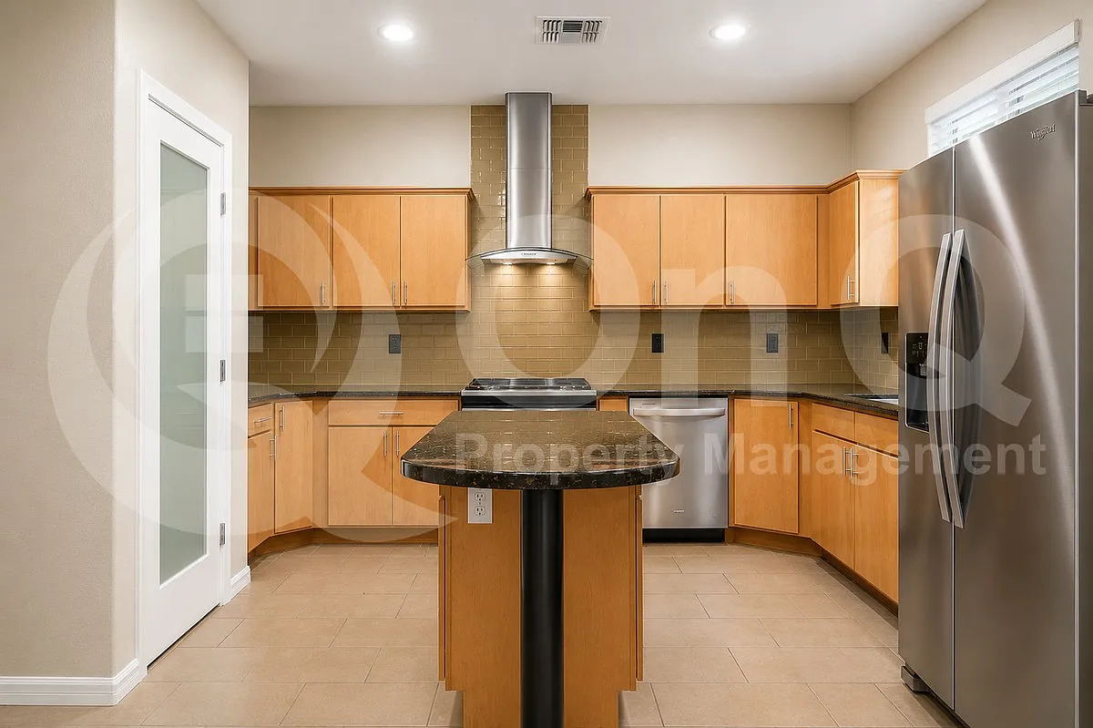 3 bed, 2.5 bath, 1799 sqft, $2,599 — Photo 2