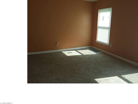 3rd image of 1188 Roslyn Ave
