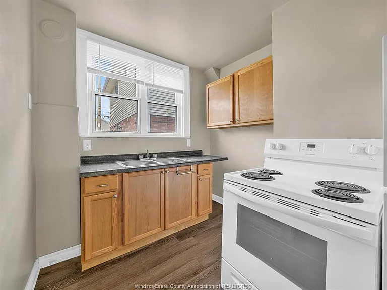 669 Park St W #B — Photo 8