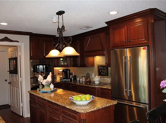 3rd image of 6817 Ridgewood Dr