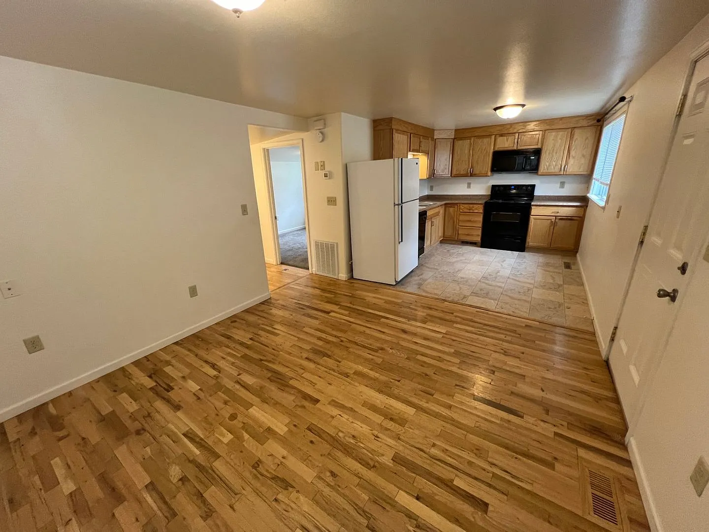 1-2 Bedroom 1 Bath House with Garage, Newly Remodeled, Washer & Dryer in Great Neighborhood — Photo 3