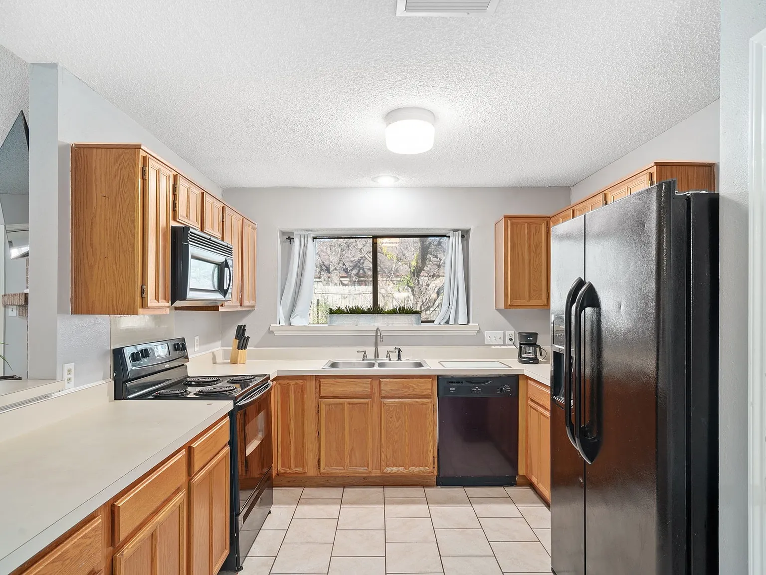 3 bed, 1455 sqft, $2,200 — Photo 4