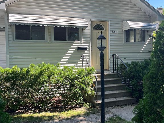 2nd image of 2232 Taft St