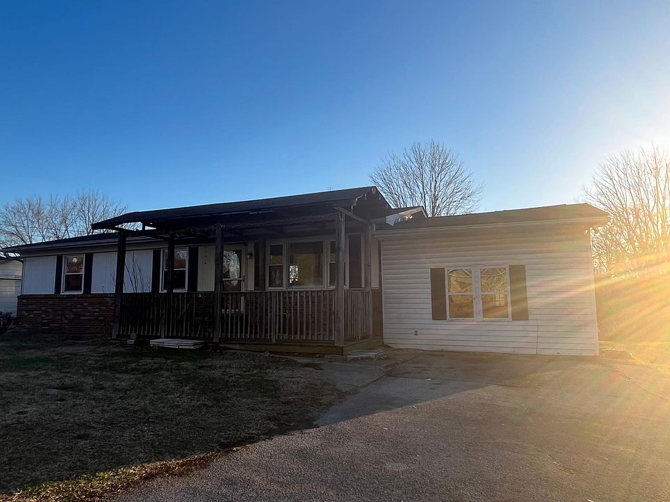 View of front of home and driveway.