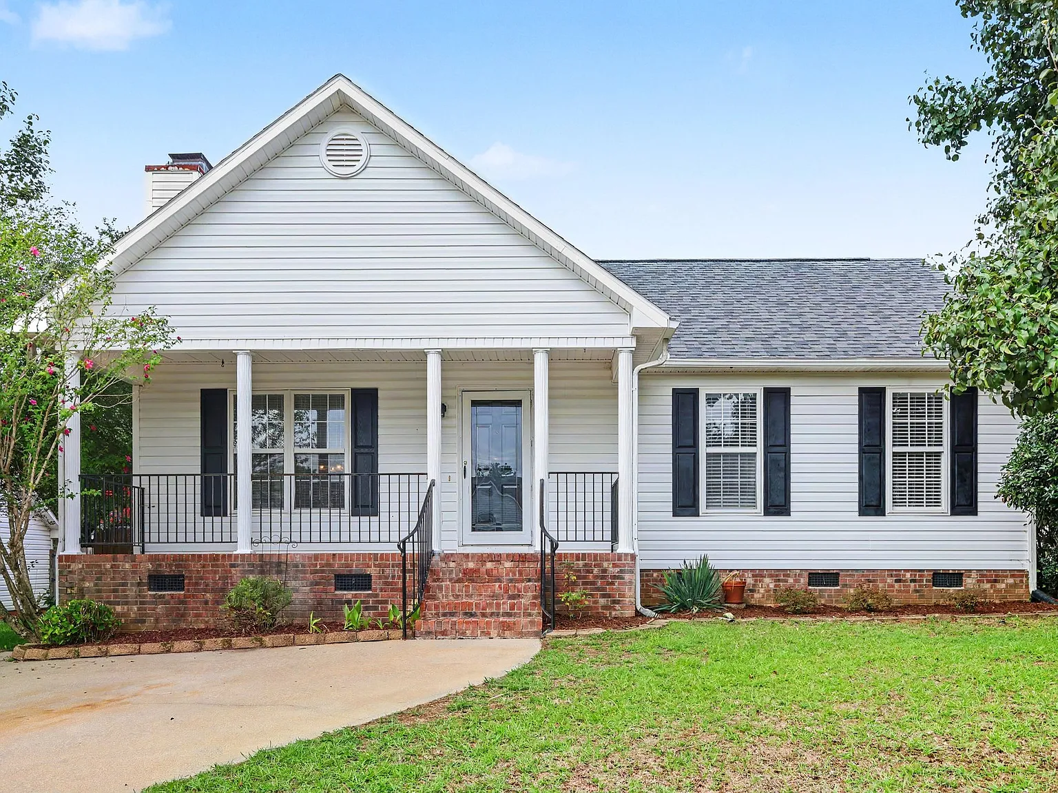 3 bedroom Ranch — Photo 2