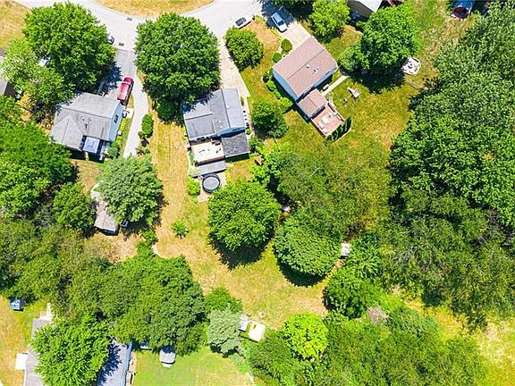 2nd image of 412 Anna Marie Dr