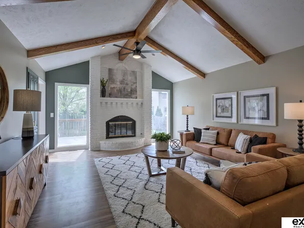 10291 Washington Dr, Omaha, NE 68127