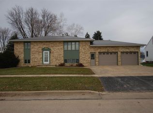 509 1st Ave W, Farley, IA 52046