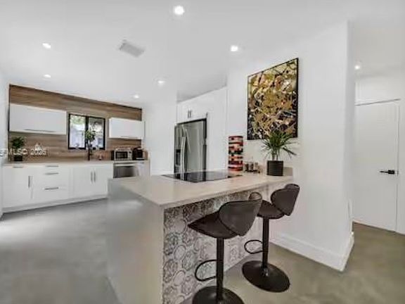 4th image of 315 NW 40th St #1