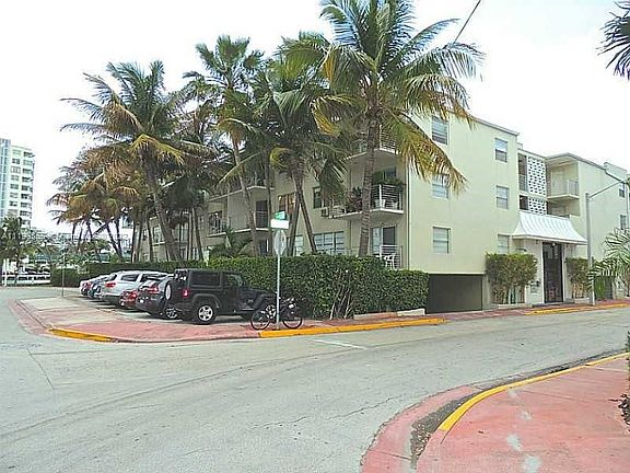 2nd image of 1441 Lincoln Ct #303