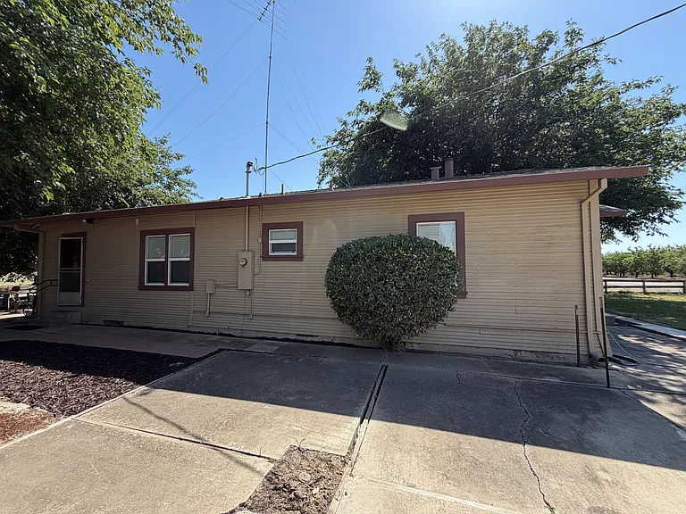 1954 Eucalyptus Ave — Photo 3