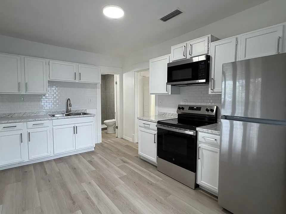 126 Waterloo Ave #3