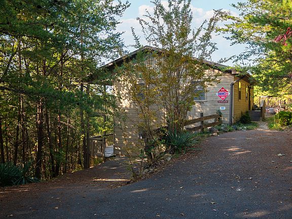 2nd image of 1433 Twin Mountain Way