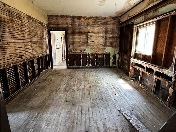 4th image of 121 Strauss St