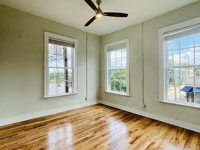 146 E Washington St — Photo 8