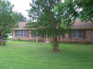 200 Larkspur Ln, Palestine, TX 75803
