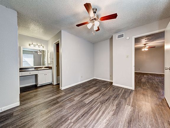 5th image of 2406 Bluebonnet Ln APT 204