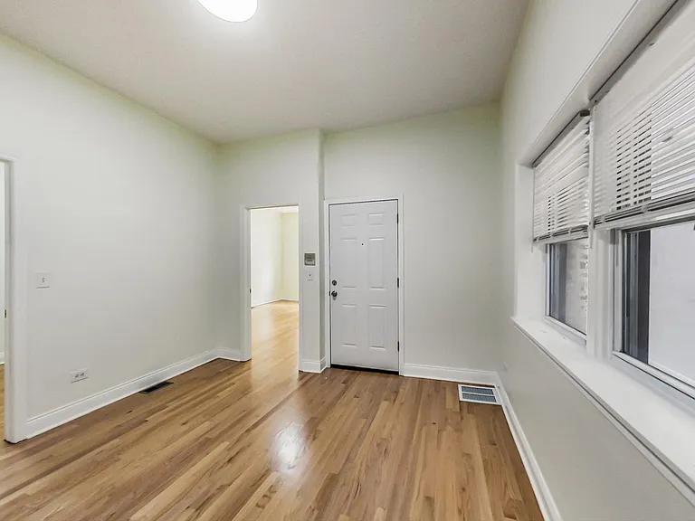 819 S Carpenter St #1F — Photo 3