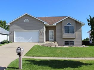 706 Ashford Dr NE, Cedar Rapids, IA 52402
