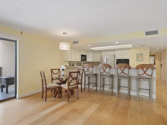 5th image of 114 E Tarpon St #403
