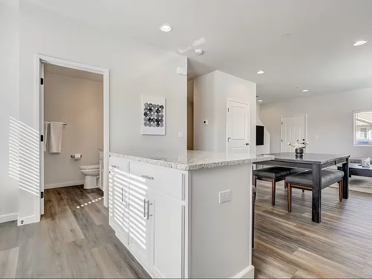2220 E La Salle St — Photo 19